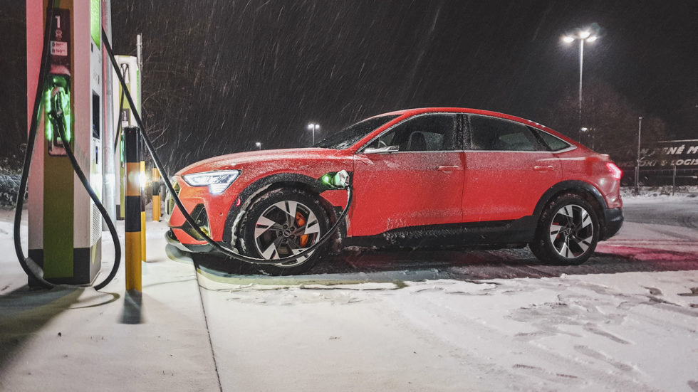Strom laden und Eiszapfen – Wie (weit) ein Elektroauto im Winter fährt